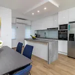 2 Bedroom Stunning In Pobri Apartmán